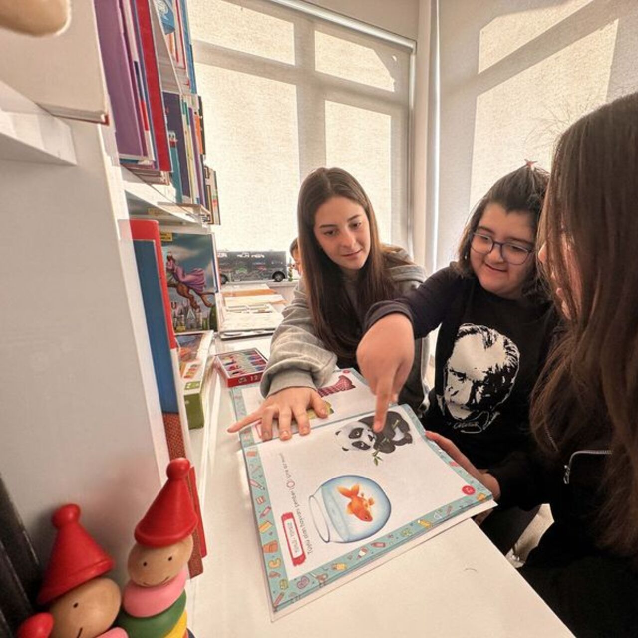 Muhtarlığın bir odasını öğrencilere ayırdı