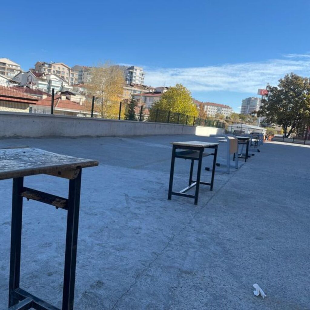 Okul bahçesinde çökme önlemi