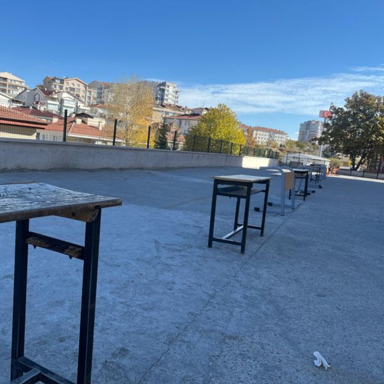 Okul bahçesinde çökme önlemi