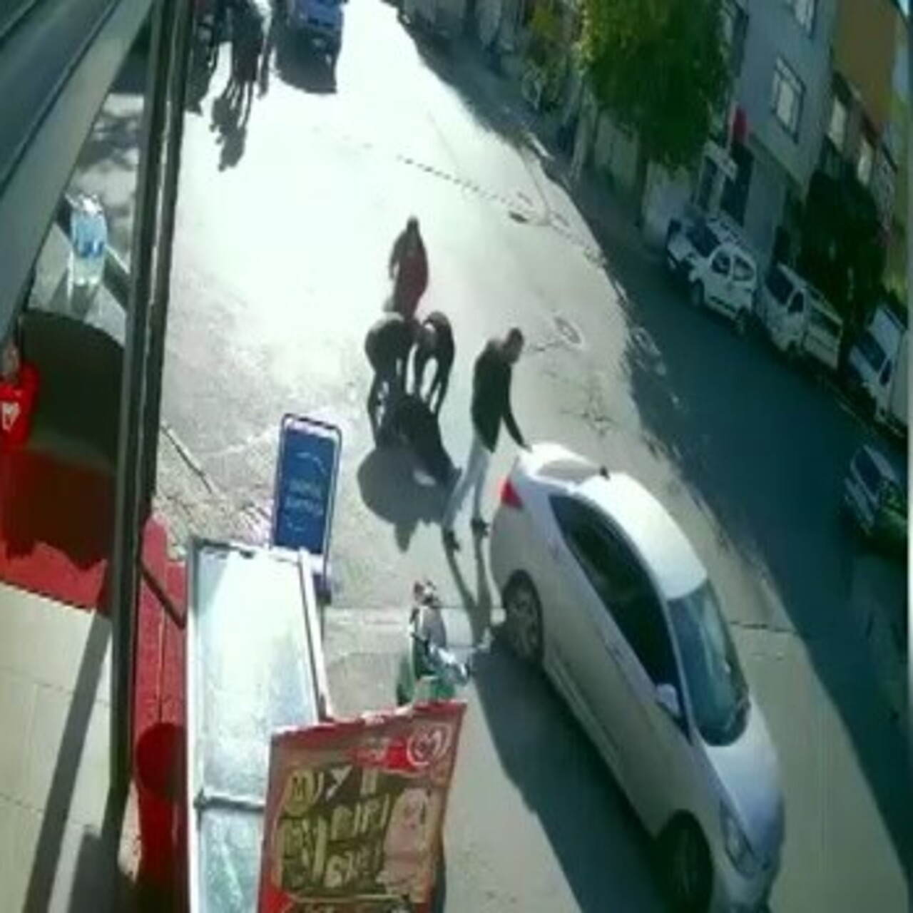 Otomobilin altında kalmaktan son anda kurtuldu