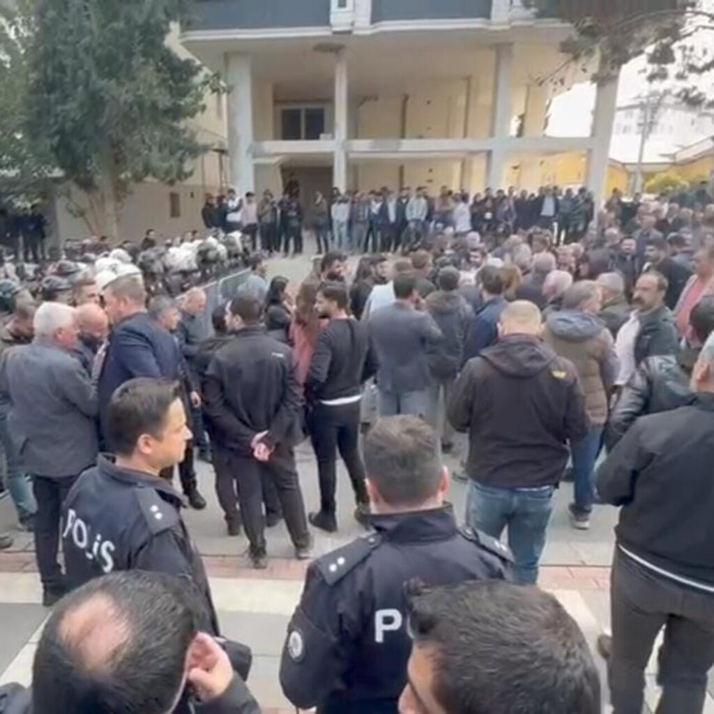 Polise taşlı saldırıda 253 gözaltı