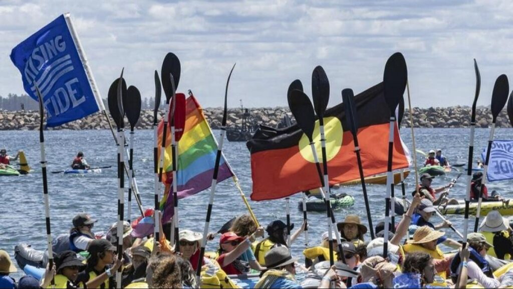 Protestocular ‘donanma’ kurdu, geminin önünü kestiler: Yüzden fazla gözaltı