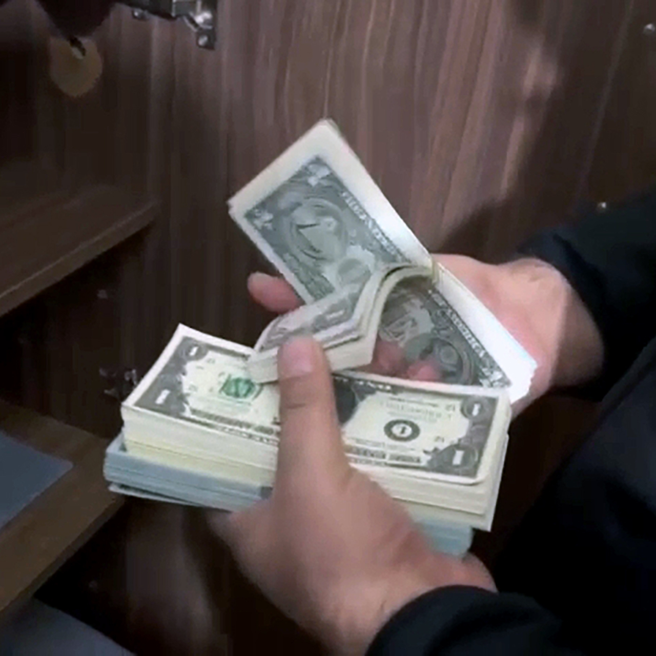 Sahte dolarları ATM’ye yatırıp TL çektiler!