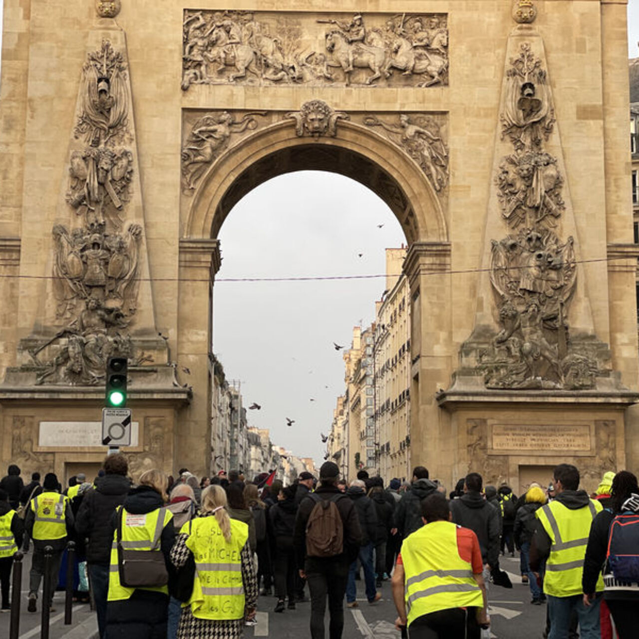 Sarı Yelekliler Paris sokaklarında