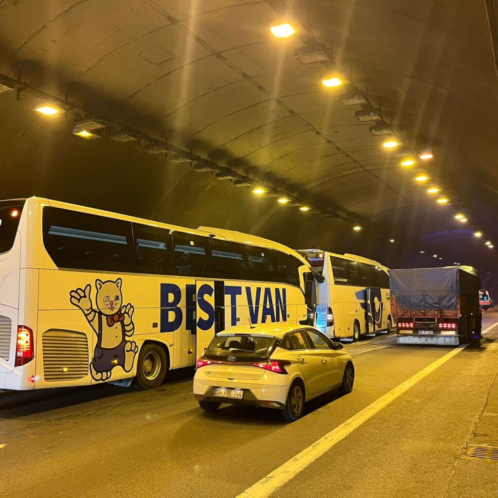 TEM Otoyolu’nda otobüs kazası: Çok sayıda yaralı