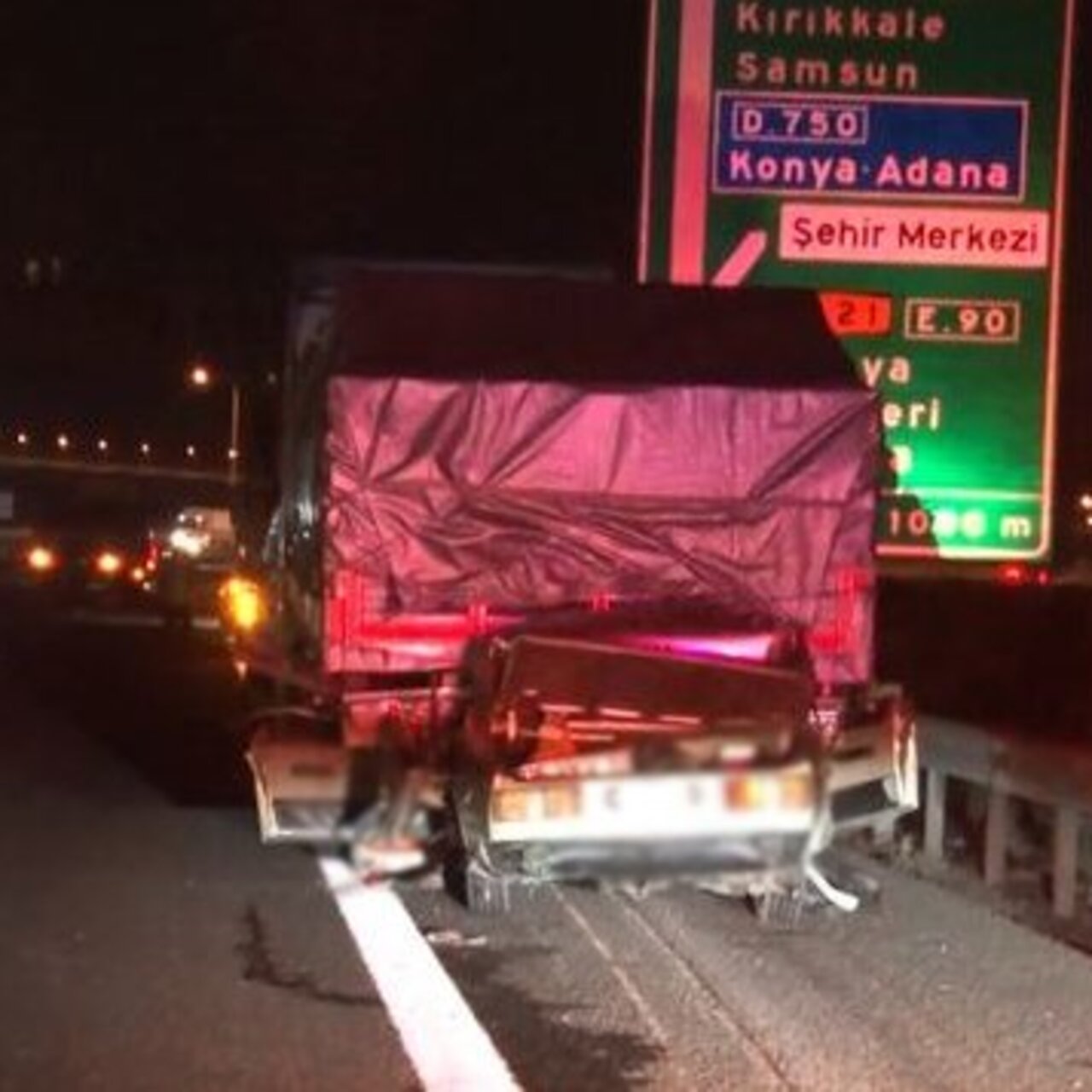 TIR’a çarpan otomobilin sürücüsü öldü