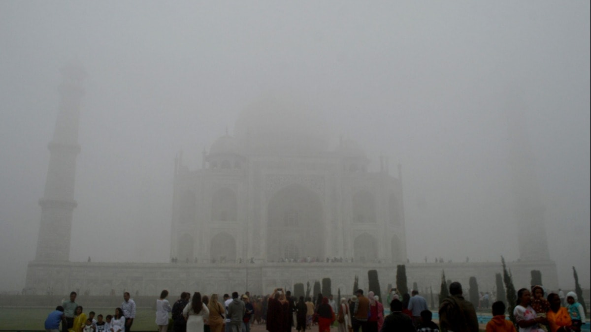 Tac Mahal’i zehir bulutu kapladı, uçaklar rötar yaptı