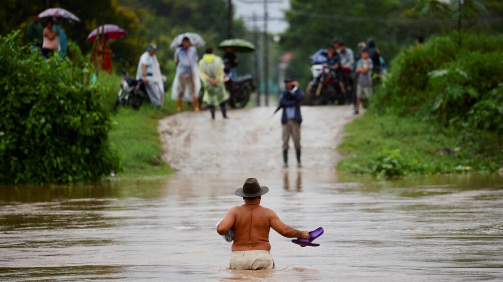 Tropikal depresyon Honduras’ta can aldı, binaları yok etti