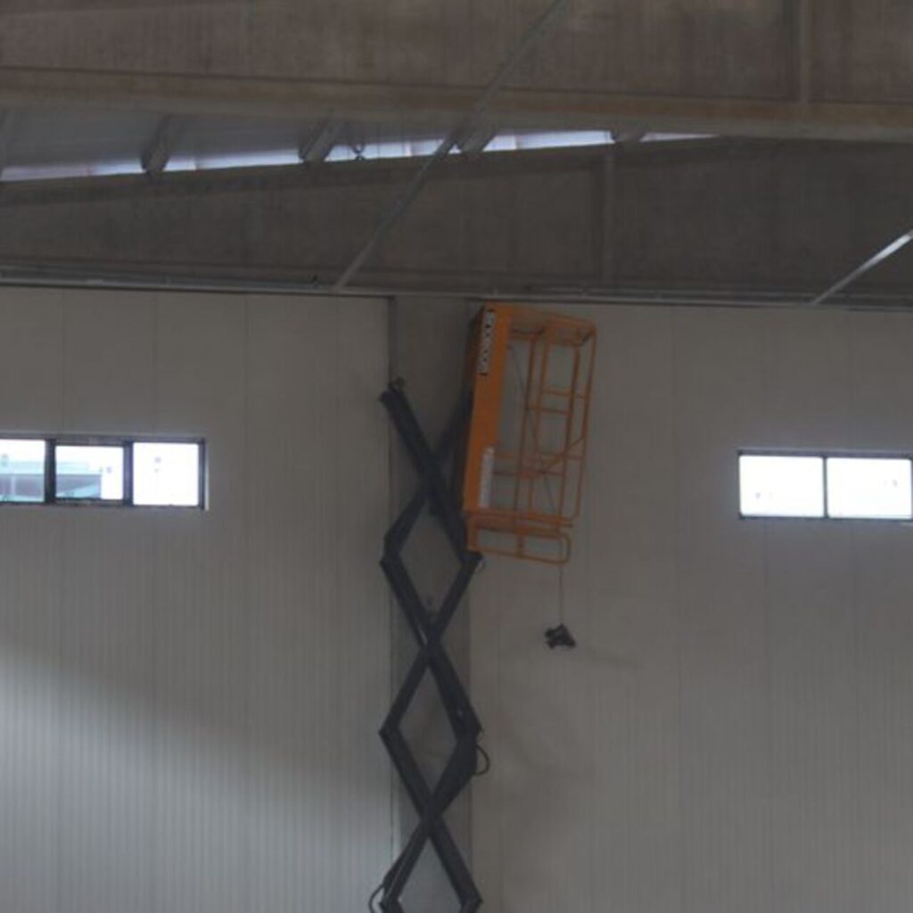 Vinç sepeti kırıldı, 15 metreden düştü!