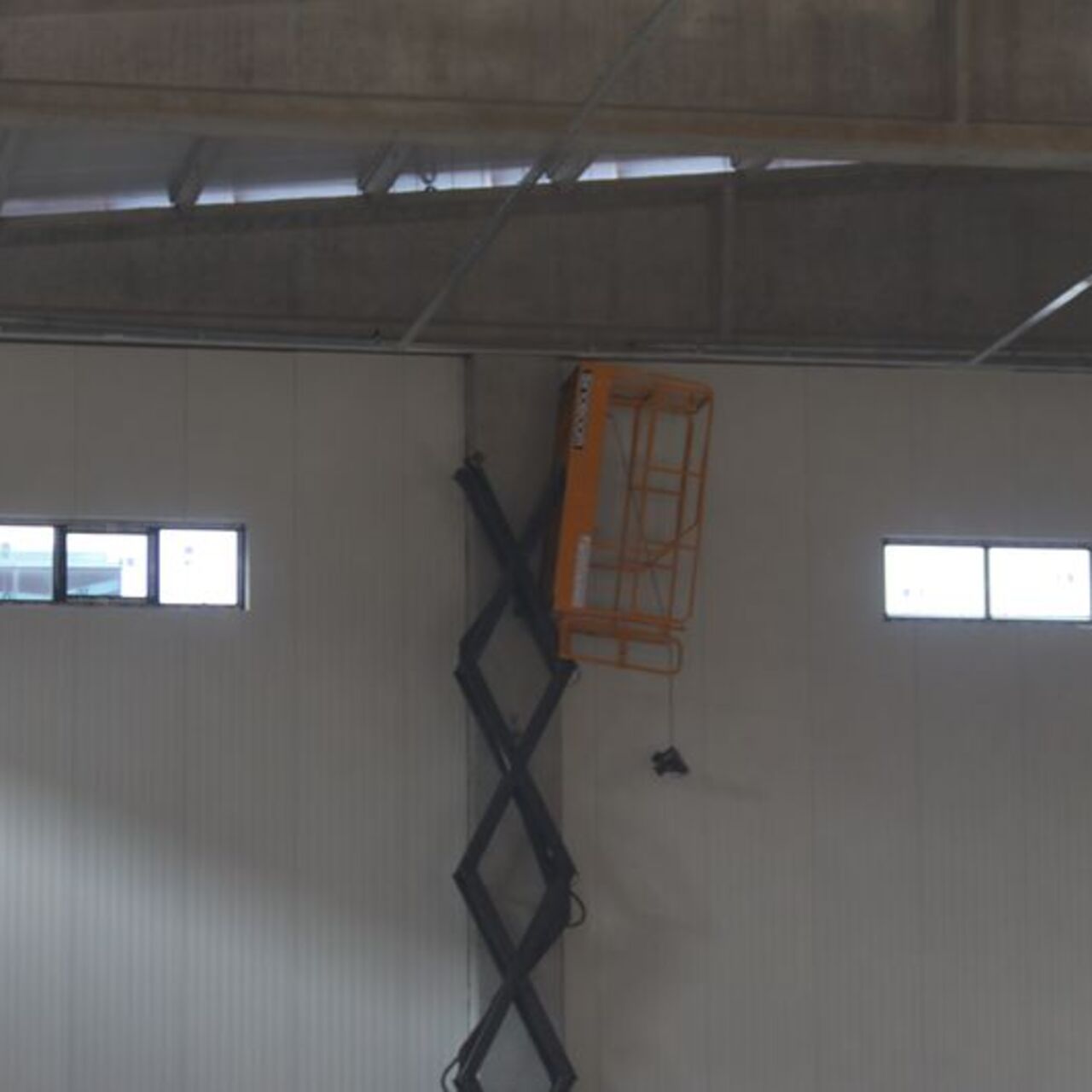 Vinç sepeti kırıldı, 15 metreden düştü!