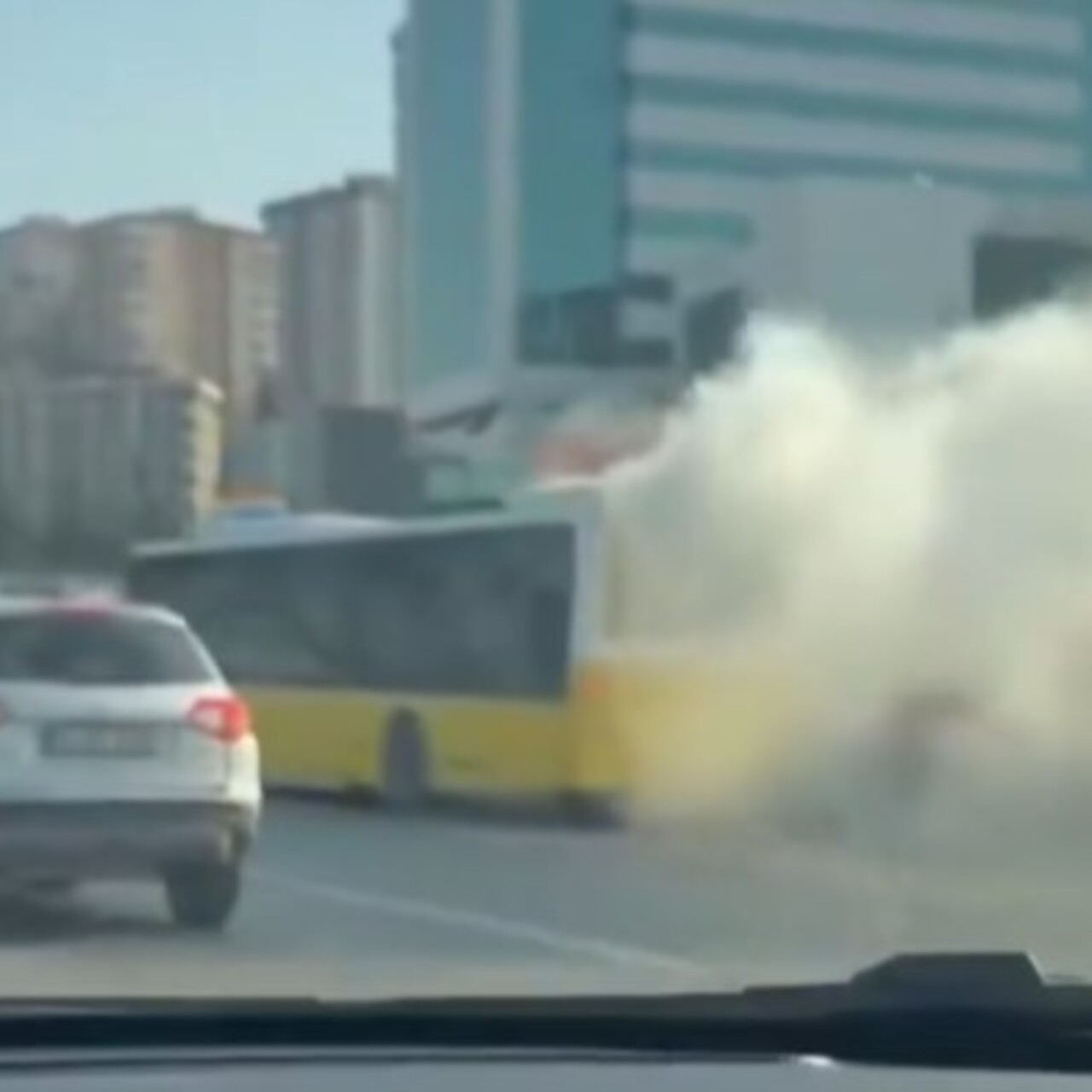 Yanan otobüsü fark edip durdurdu!