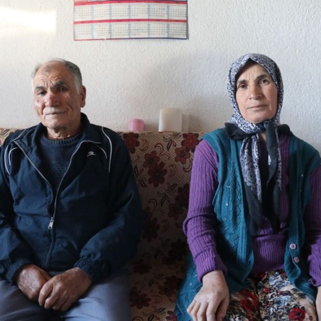 Yaşlı çifti elleri ve ayaklarını bağlayıp gasp ettiler!