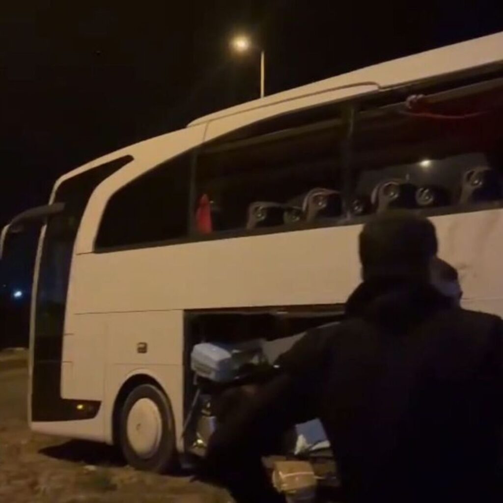 Yolcu otobüsü ile kamyon çarpıştı: 4 yaralı