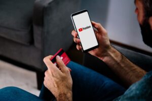 YouTube Premium abonelerine reklam göstermeye başladı: Kullanıcılardan tepkiler yağdı