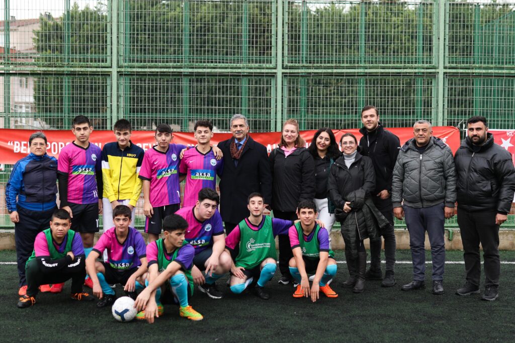 Gemlik’te özel gençler yeşil sahada