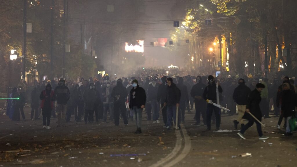 AB destek verdi, Rusya ‘devrim girişimi dedi: Ülke, iki güç arasında kaldı