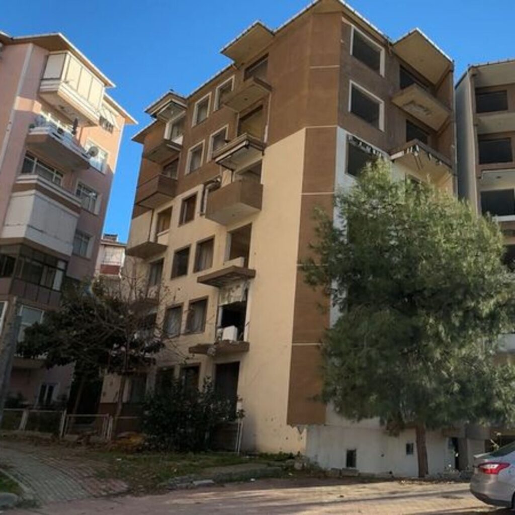 Balkonu çöken binaya yıkım kararı!