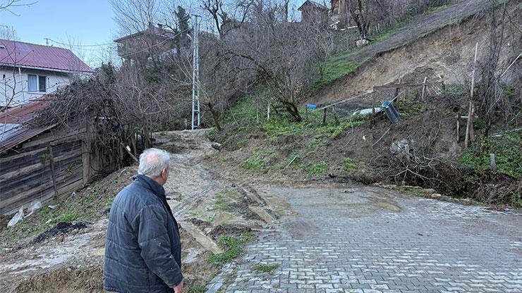 Bartın’da heyelan! Köy yolu kapandı