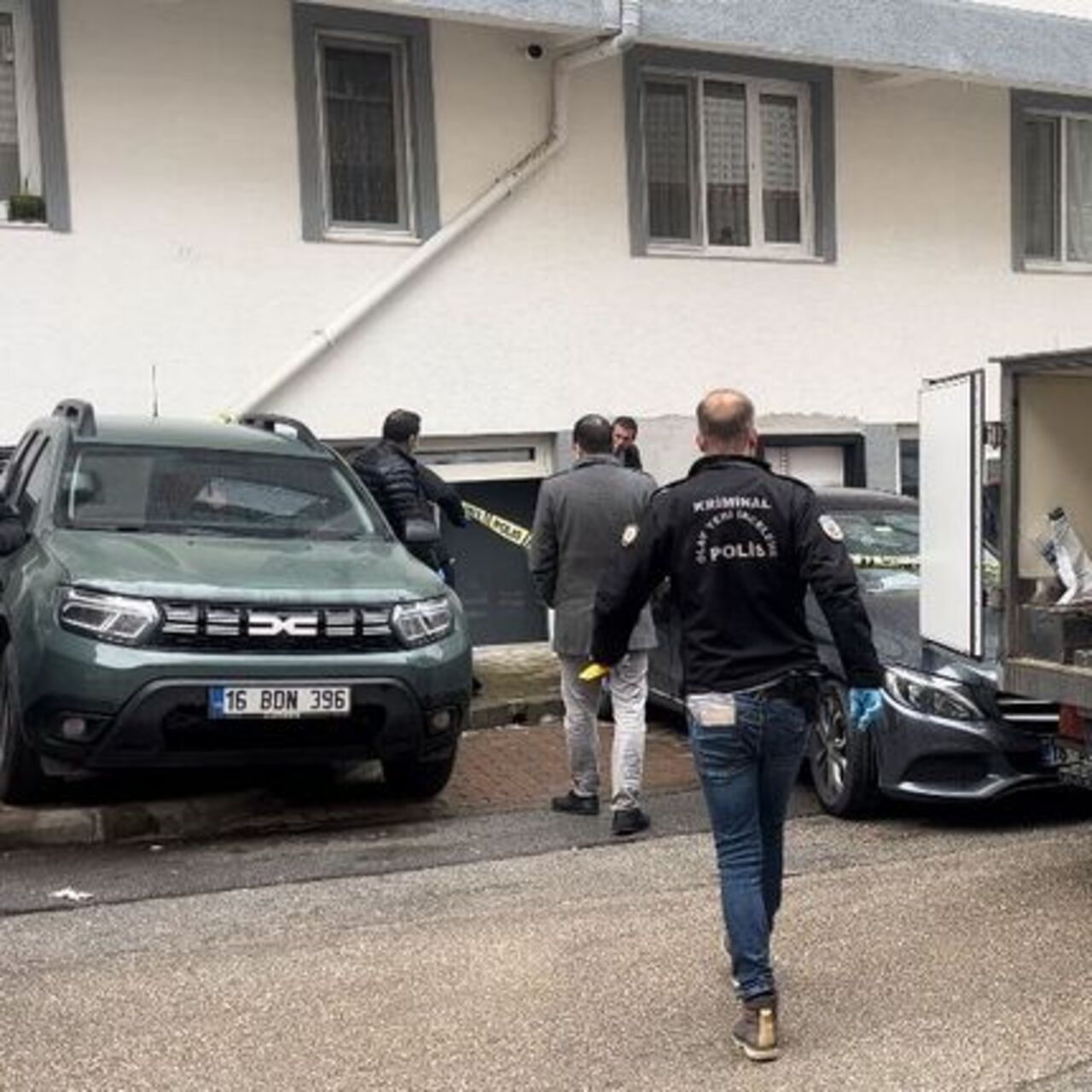 Cam silerken düşüp öldü