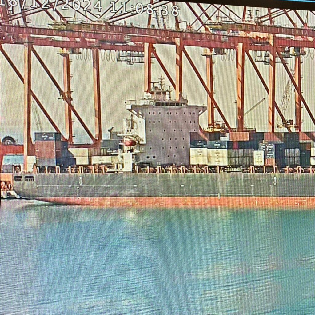 Denize paslı ve yağlı su bıraktı!