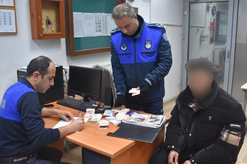 Dergi bahanesiyle direnenlere zabıta müdahalesi