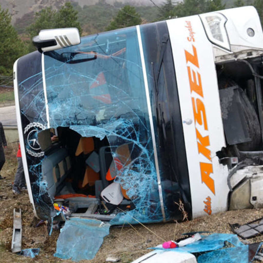 Devrilen otobüste ölü ve yaralılar var!