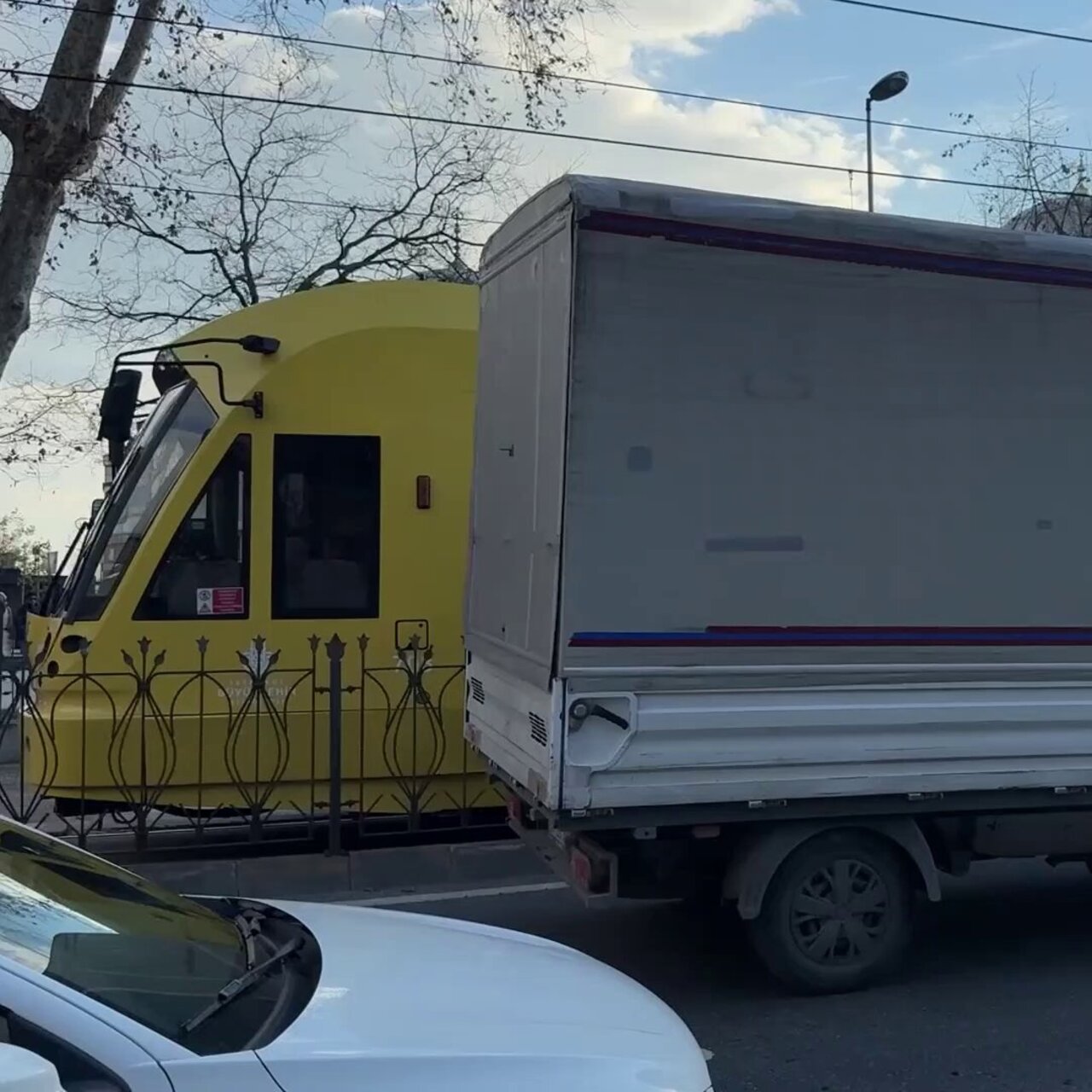 Durakta tramvayın altında kaldı