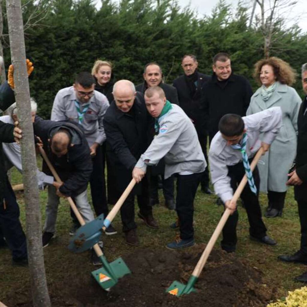 Engelli öğrenciler yeni yıla ağaç dikerek girdi