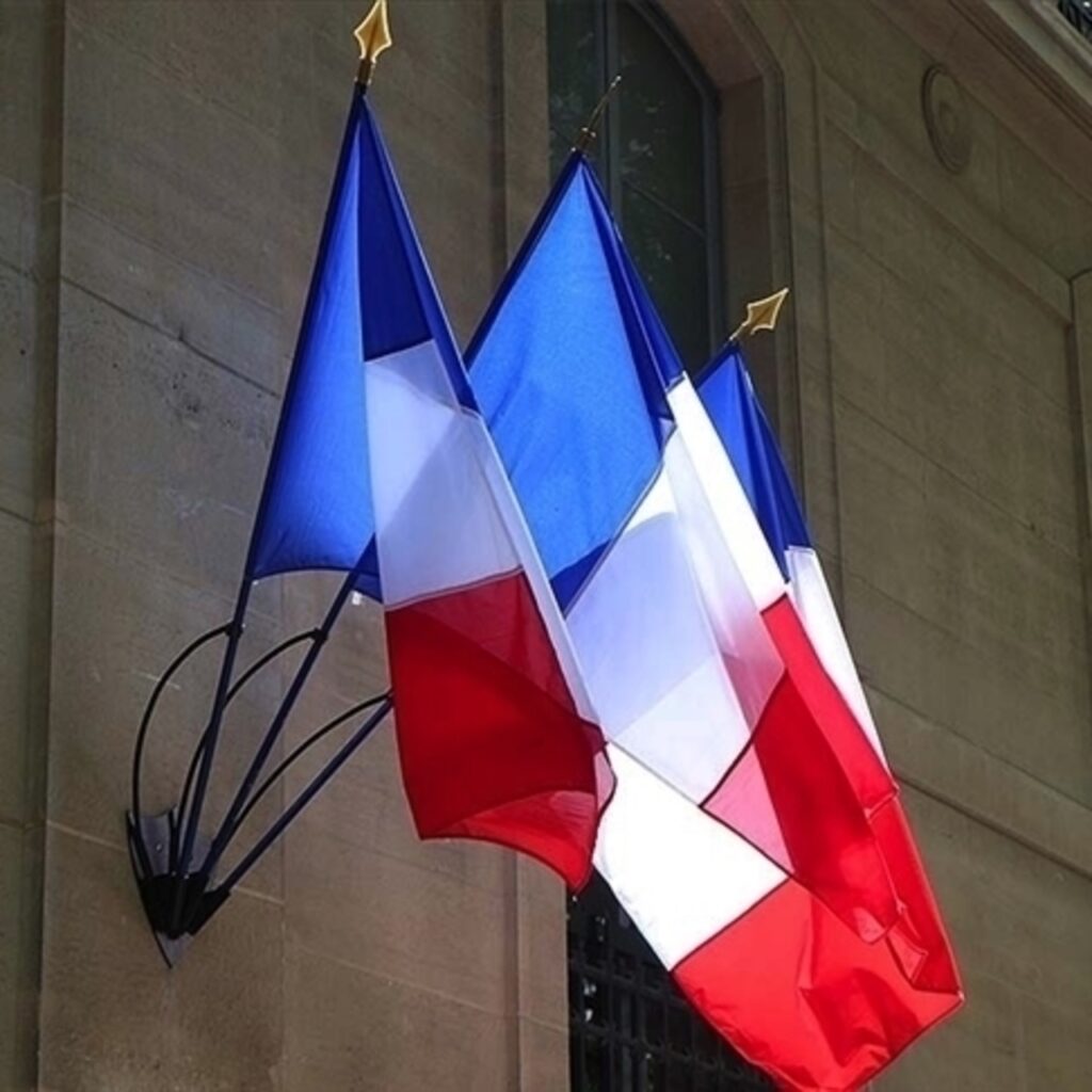 Fransa Şam Büyükelçiliğine bayrak çekti
