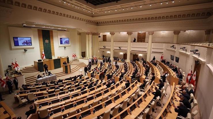 Gürcistan parlamentosunda oy verme süreci başladı