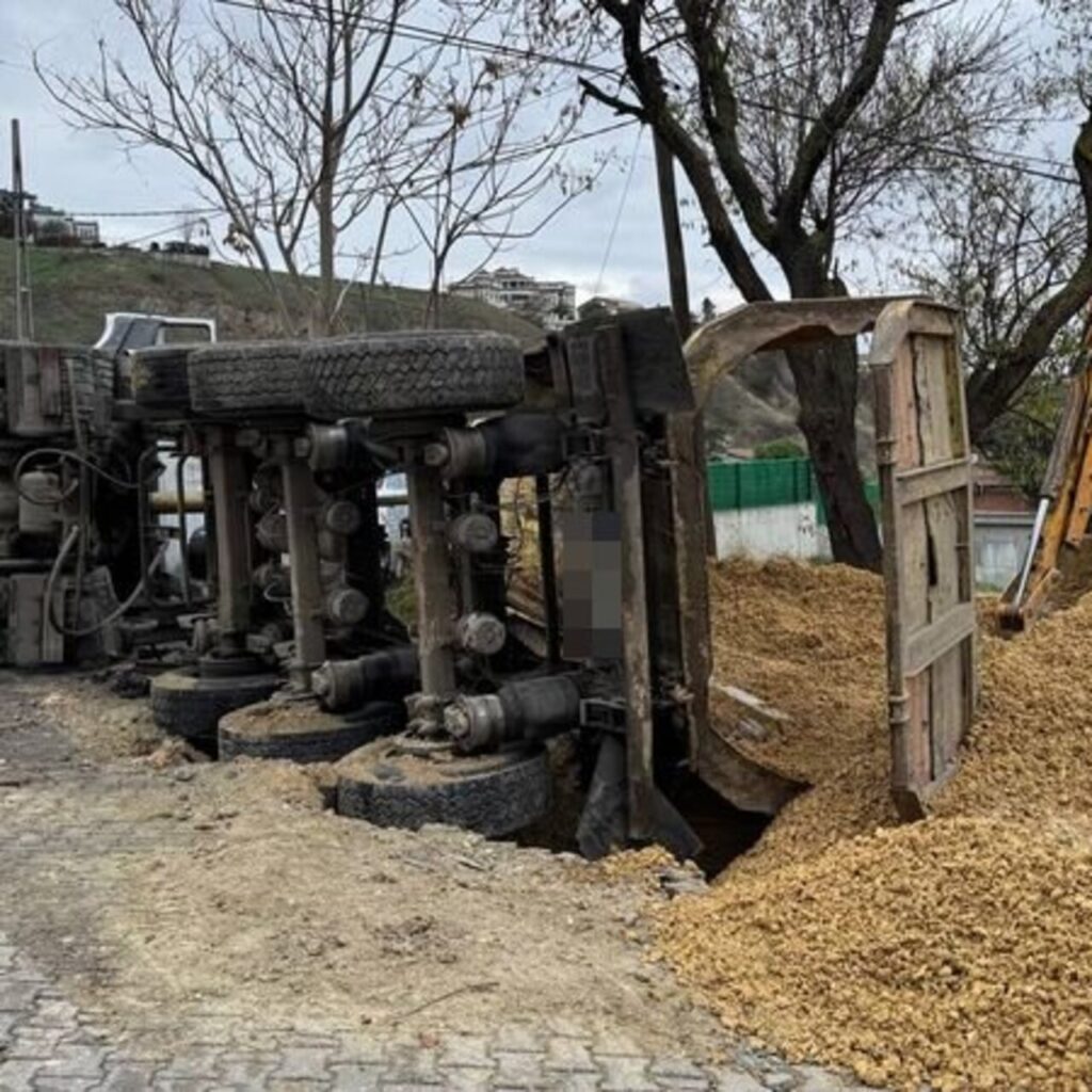 Hafriyat kamyonu çöken yola düştü!