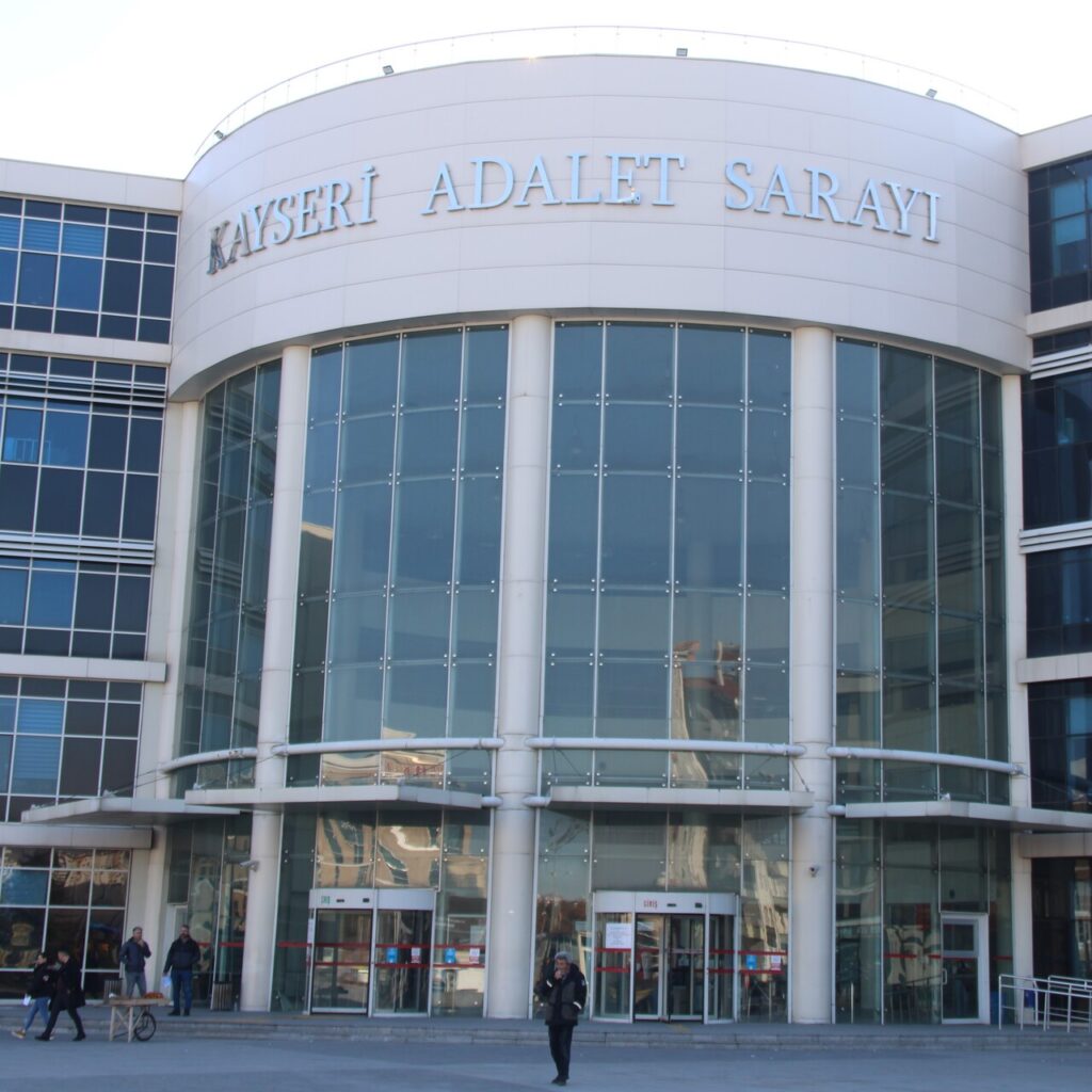 Hakim ile tartışan sanığa ceza