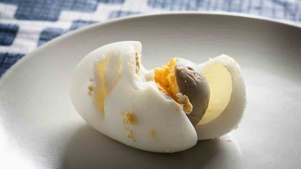 Haşlanan yumurtanın sarısındaki griliğin nedeni aslında bir tepkiymiş! Bilim tüketmenin güvenli olup olmadığını açıkladı