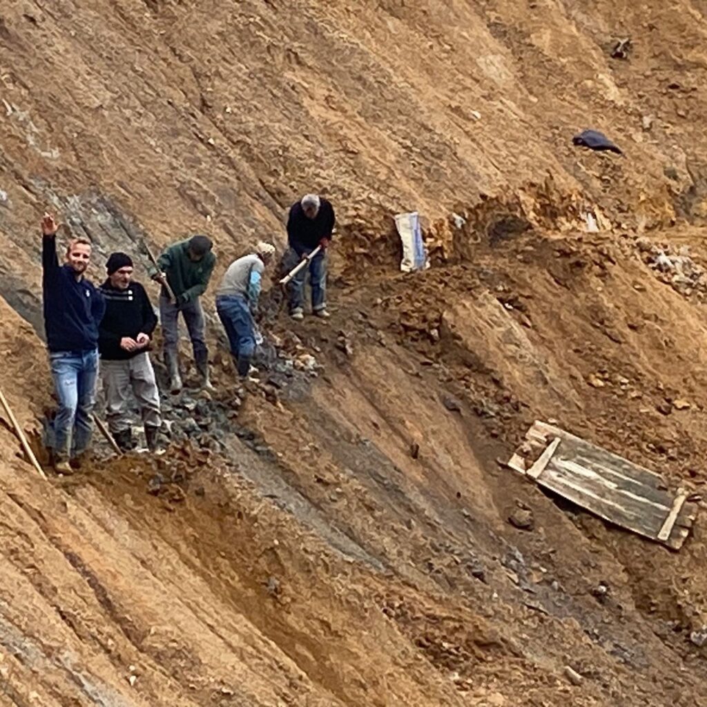 Heyelan riski altında kestirme yol inşası!