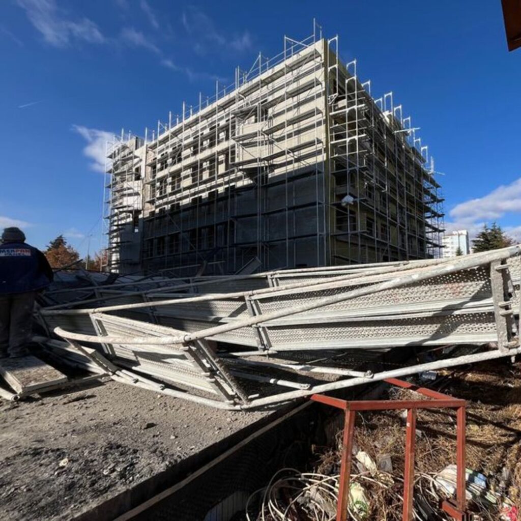 İnşaatta iskele çöktü: 1’i ağır 3 yaralı