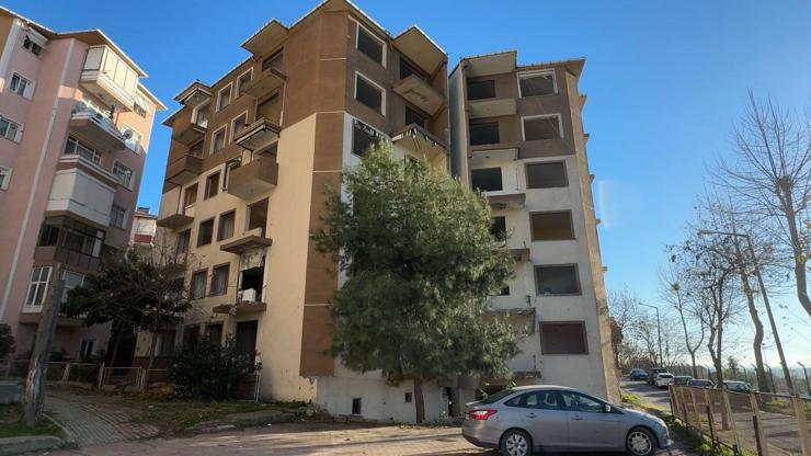 İstanbul – Avcılar’da balkonu çöken bina ve aynı sitedeki 2 binanın yıkımına karar verildi