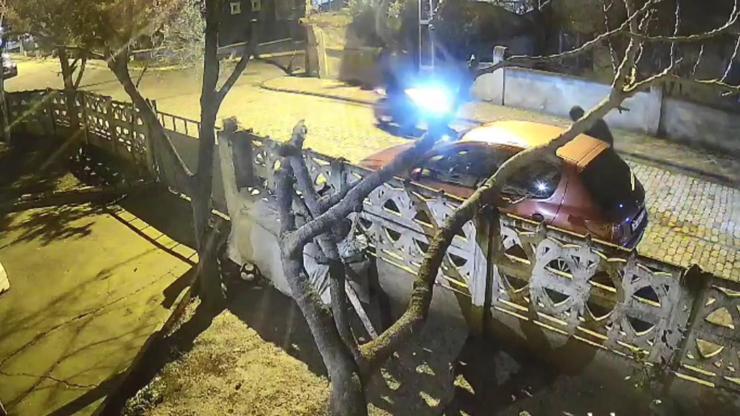 İstanbul – Silivri’de park halindeki otomobili benzin döküp yaktı