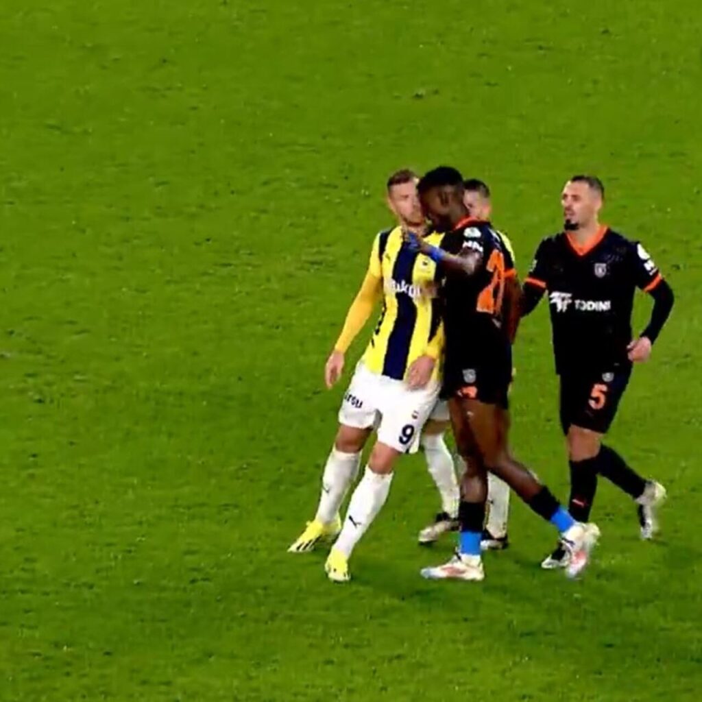 Kafa attı: Başakşehir 10 kişi kaldı!