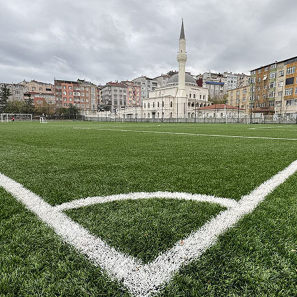 Kağıthane’deki spor sahası yenilenerek açıldı