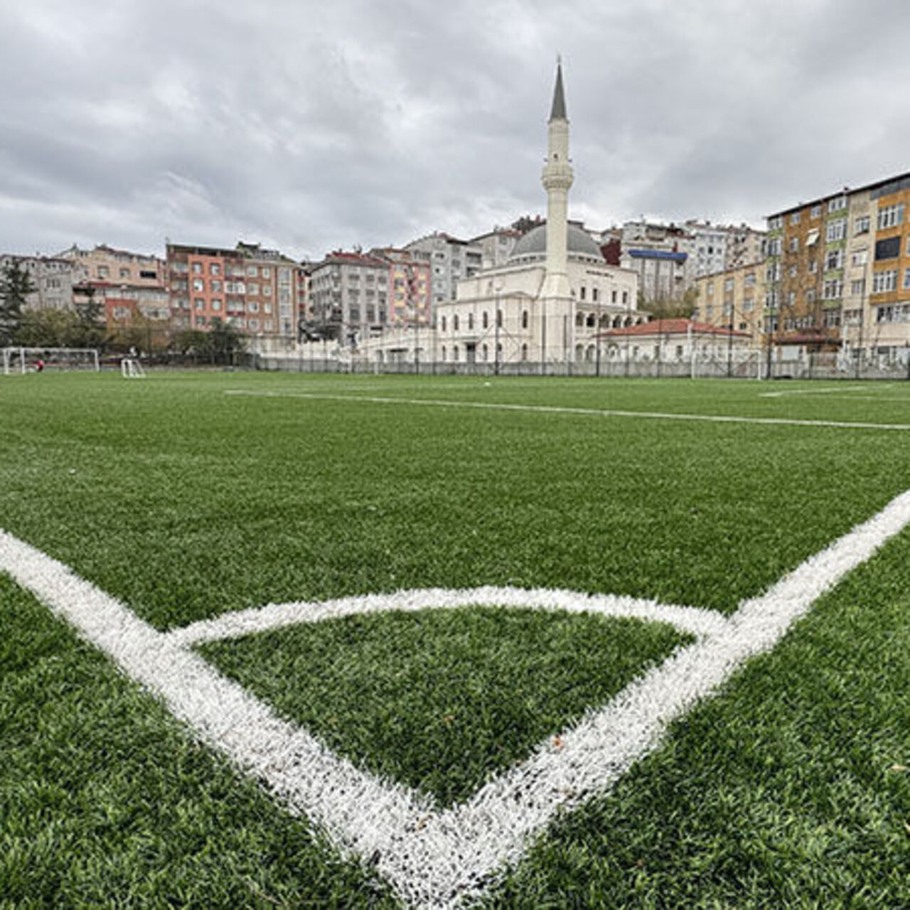 Kağıthane’deki spor sahası yenilenerek açıldı