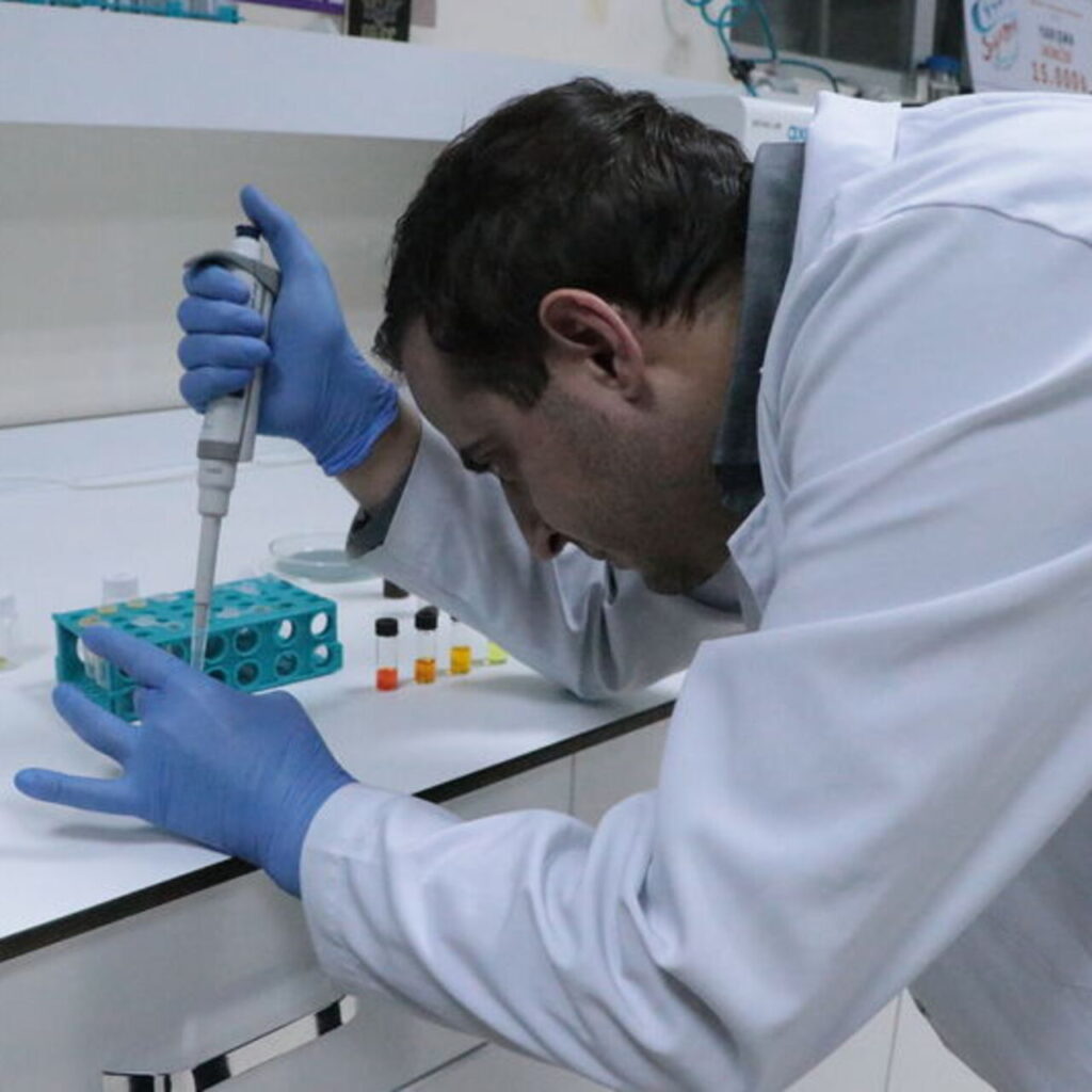 Kanser tedavisinde yenilikçi nanoparçacıklar ve biyomalzemeler geliştirdi