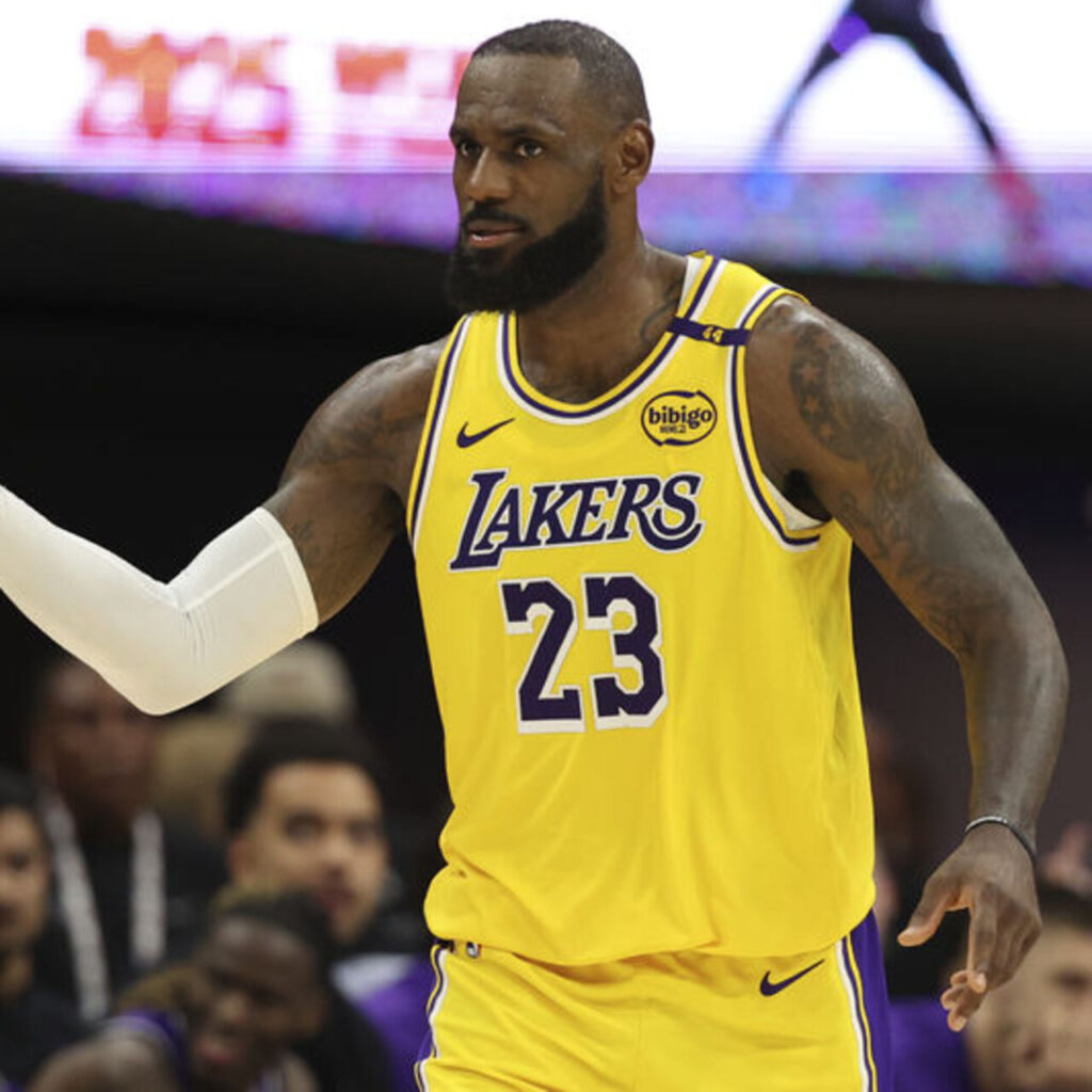 Lebron James bir kez daha tarihe geçti!