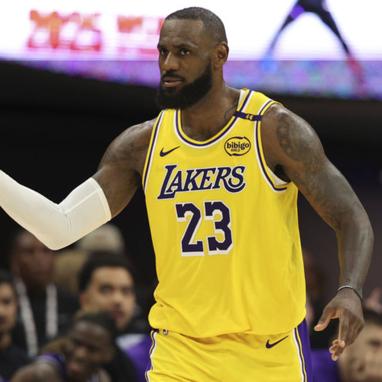 Lebron James bir kez daha tarihe geçti!