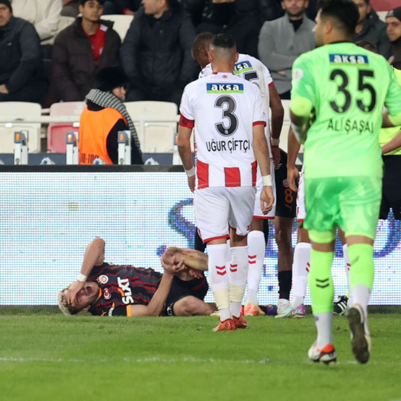 Manaj, Barış Alper’den özür diledi!