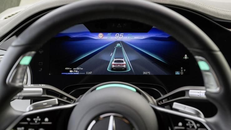 Mercedes-Benz Almanya’da 95 km/s  otonom sürüş için onay aldı