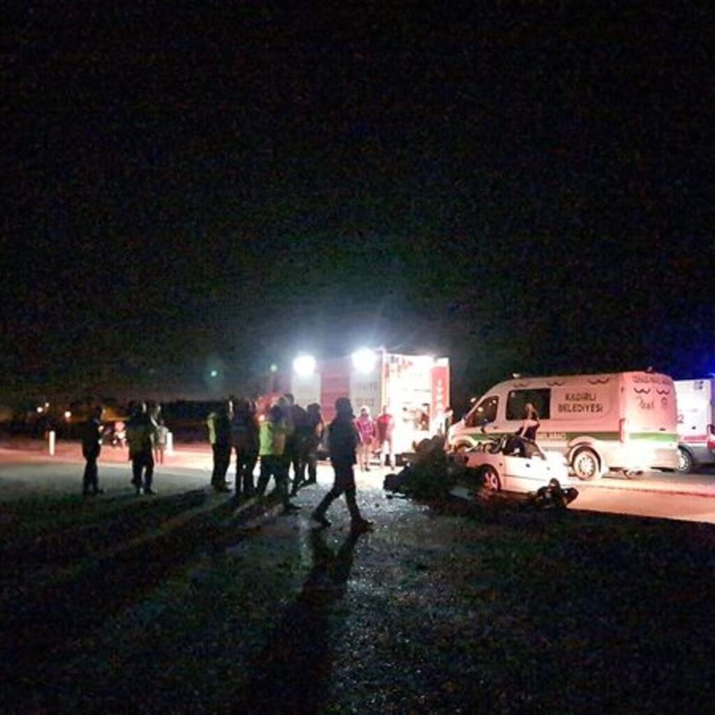 Otomobil traktör römorkuna çarptı: 1 ölü, 2 yaralı