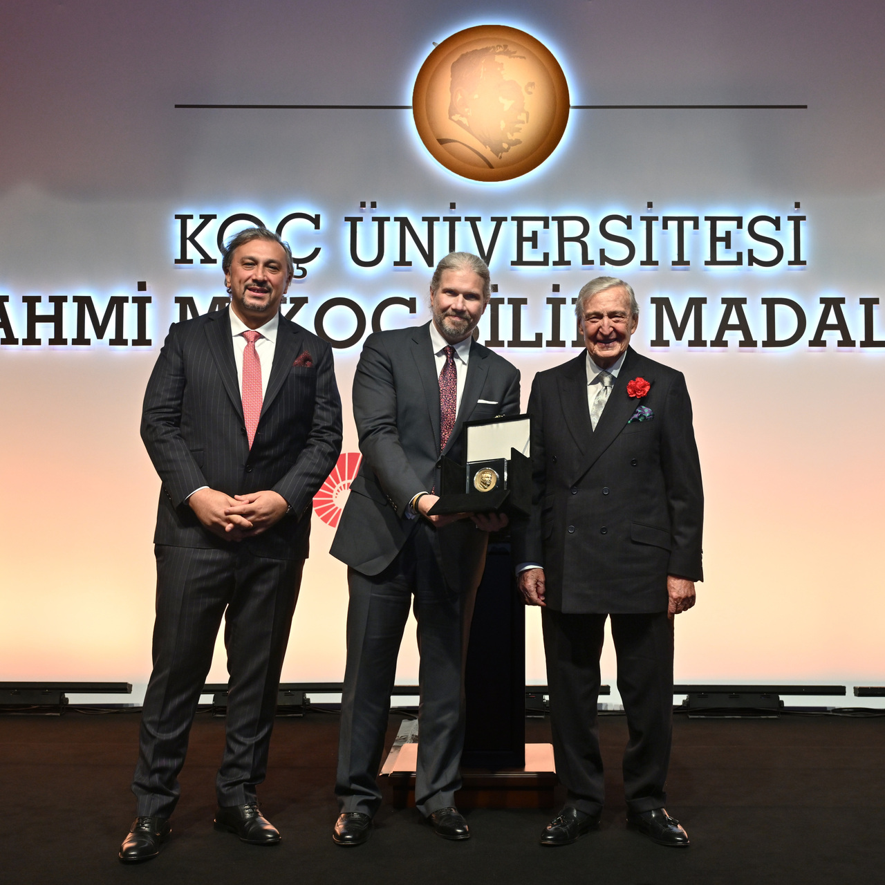 Rahmi M. Koç Bilim Madalyası Prof. Dr. Atatüre’ye verildi