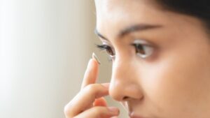 Rutin ameliyatta şok! Kadının gözünden 27 adet lens çıkarıldı