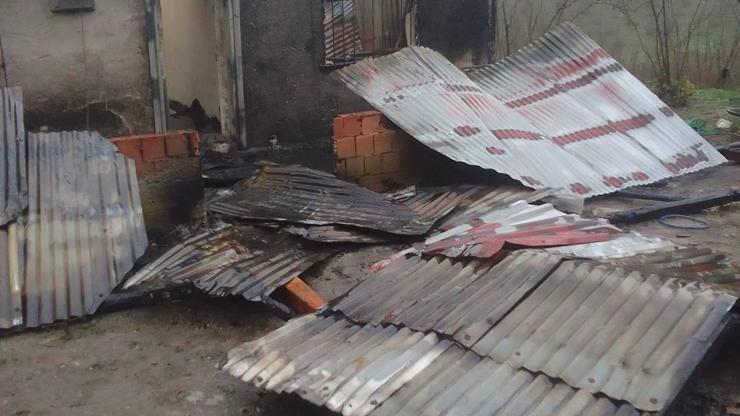 Salıpazarı’nda yanan ev kullanılamaz hale geldi