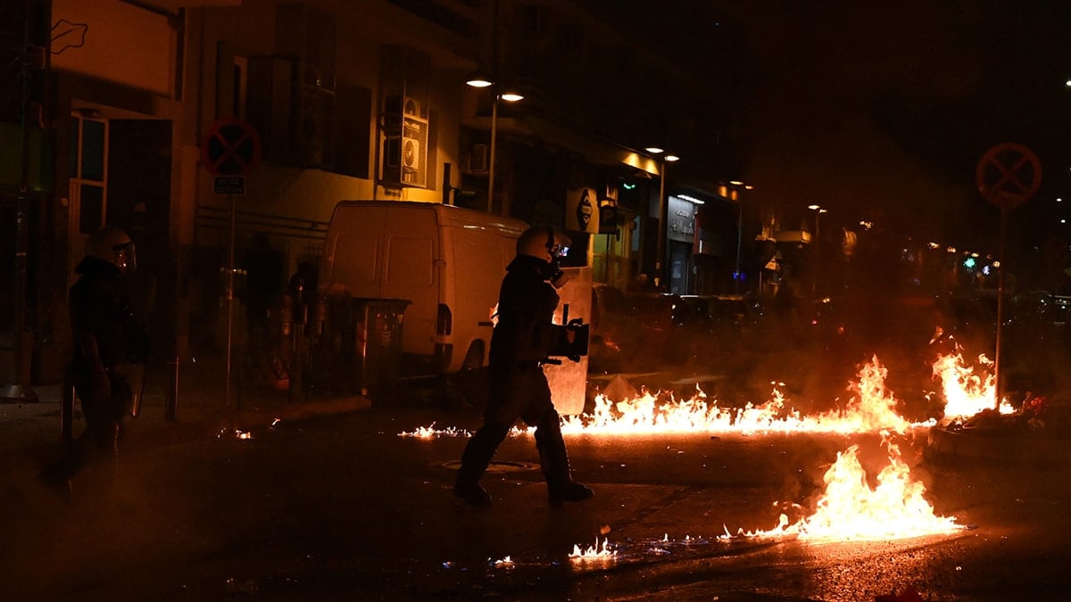 Selanik’te Türk Başkonsolosluğu’nda nöbet tutan polislere molotoflu saldırı!